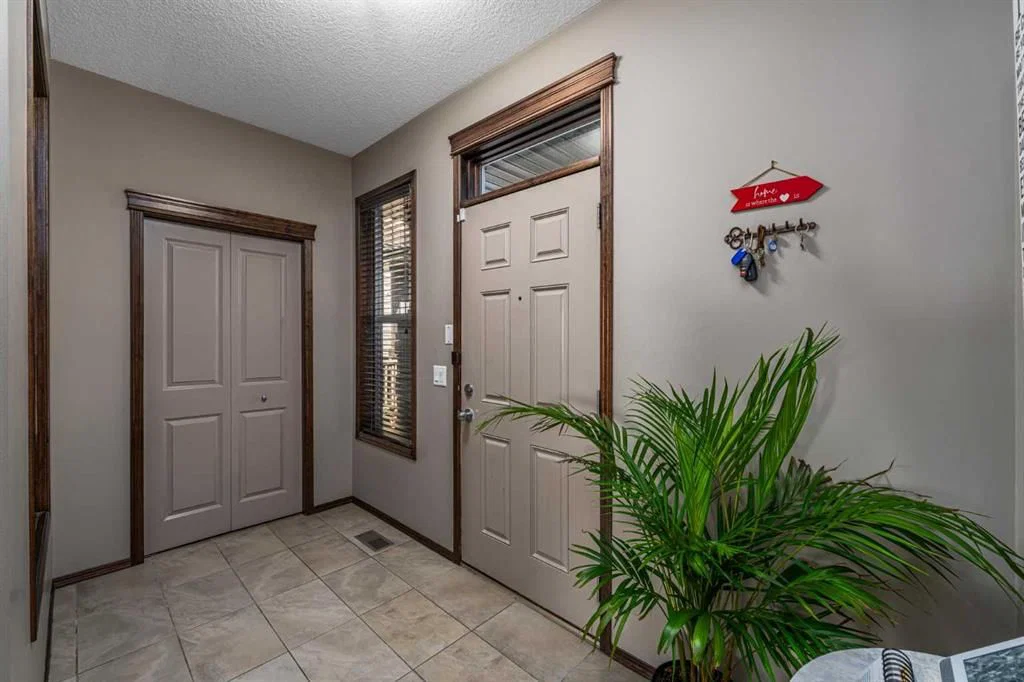 173 Pantego Road NW, Calgary — photo 4 of 42