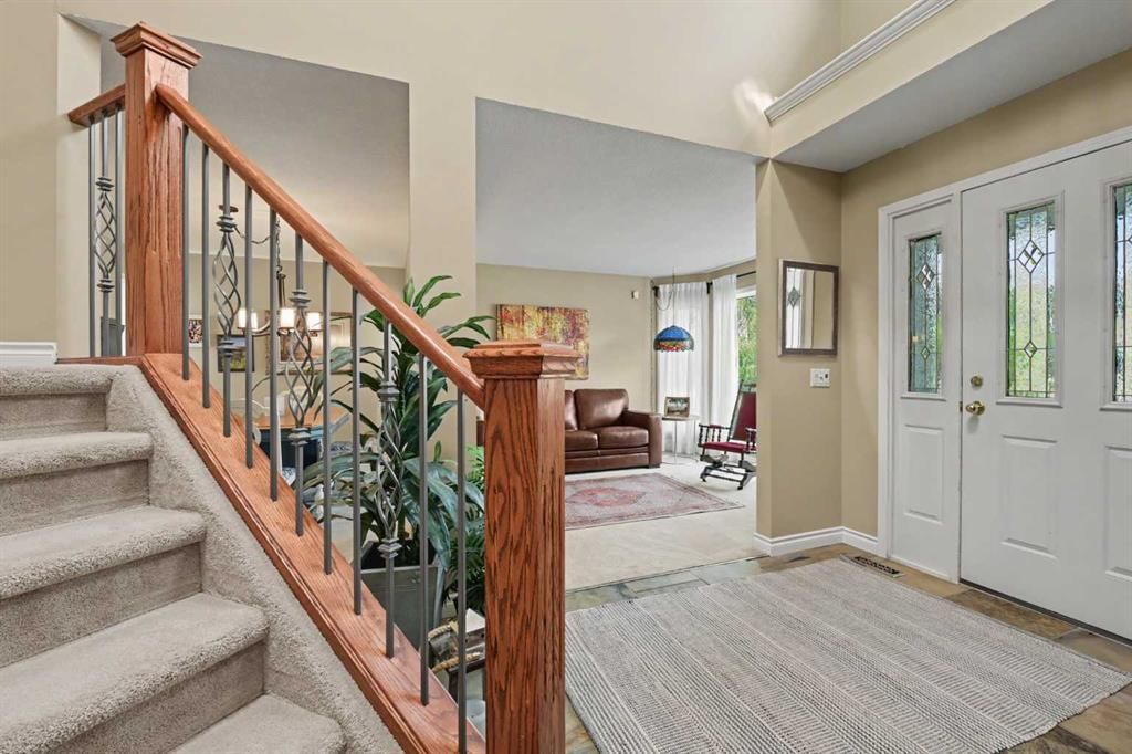 174 Woodpark Circle SW, Calgary — photo 2 of 37