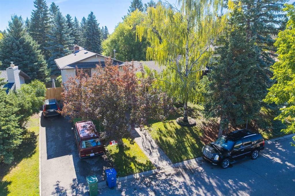 544 BROOKMERE Crescent SW, Calgary — photo 4 of 45