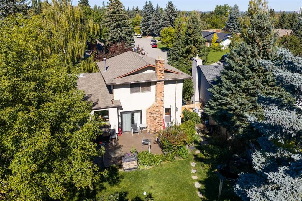 544 BROOKMERE Crescent SW, Calgary — photo 5 of 45