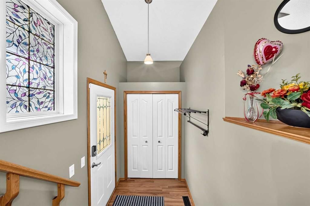 27 Erin Meadow Crescent SE, Calgary — photo 3 of 42