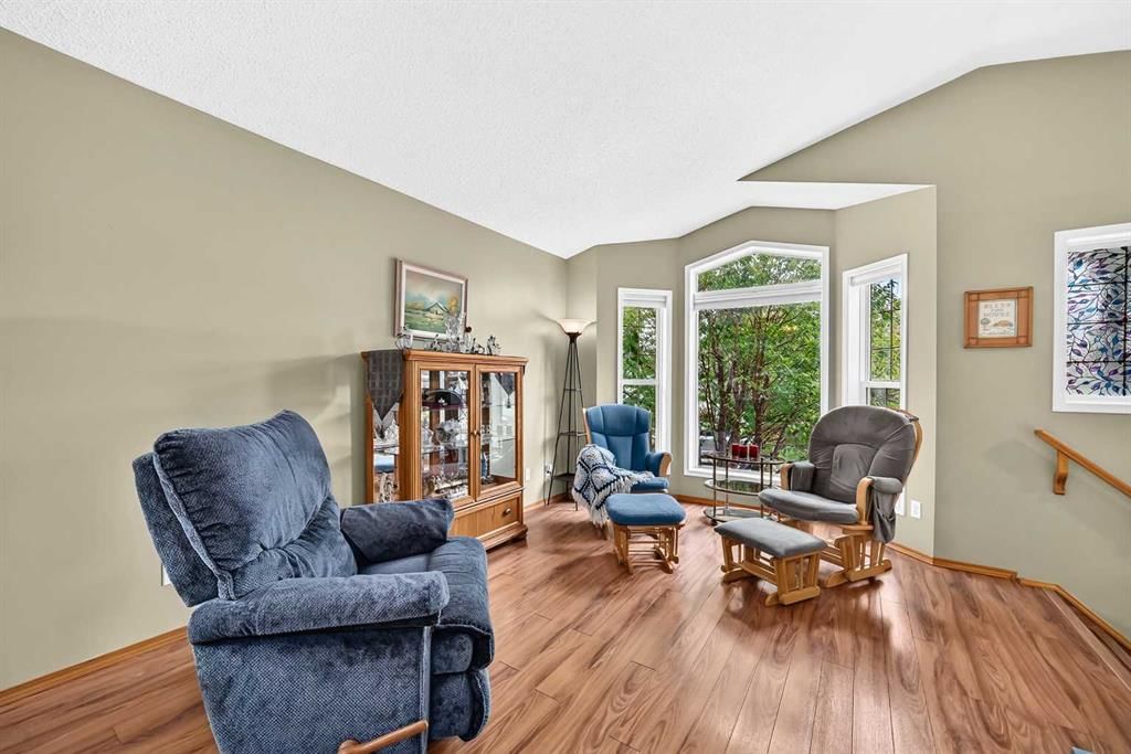 27 Erin Meadow Crescent SE, Calgary — photo 5 of 42