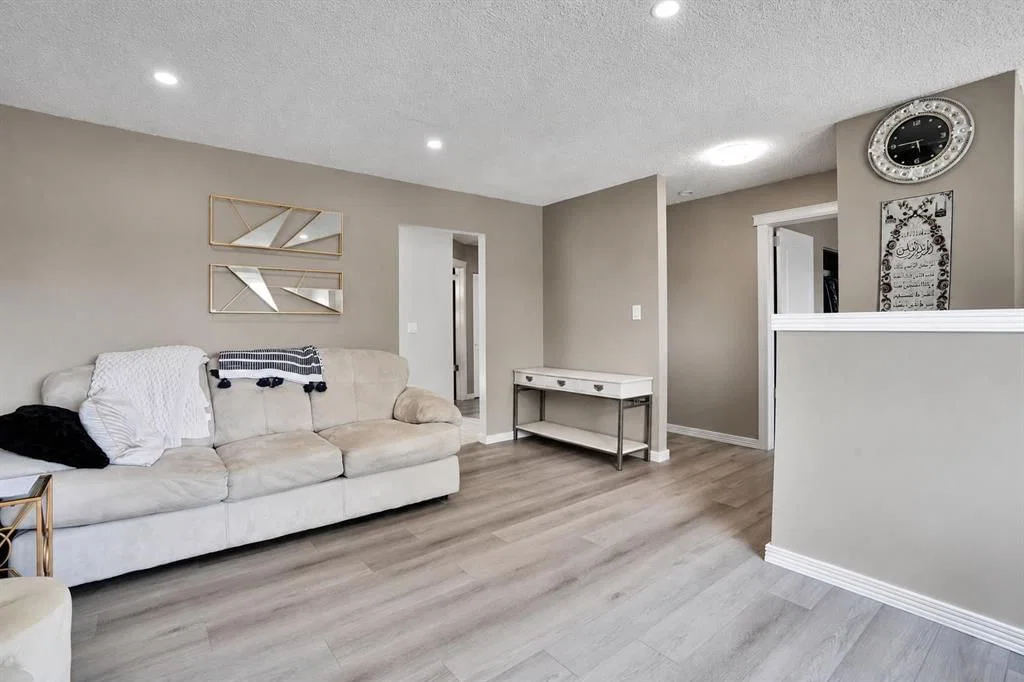 115 Abingdon Crescent NE, Calgary — photo 3 of 42