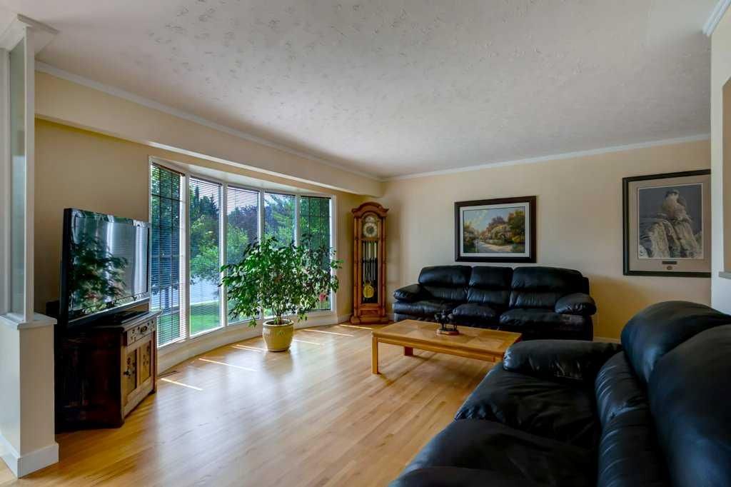 48 Hillary Crescent SW, Calgary — photo 3 of 33