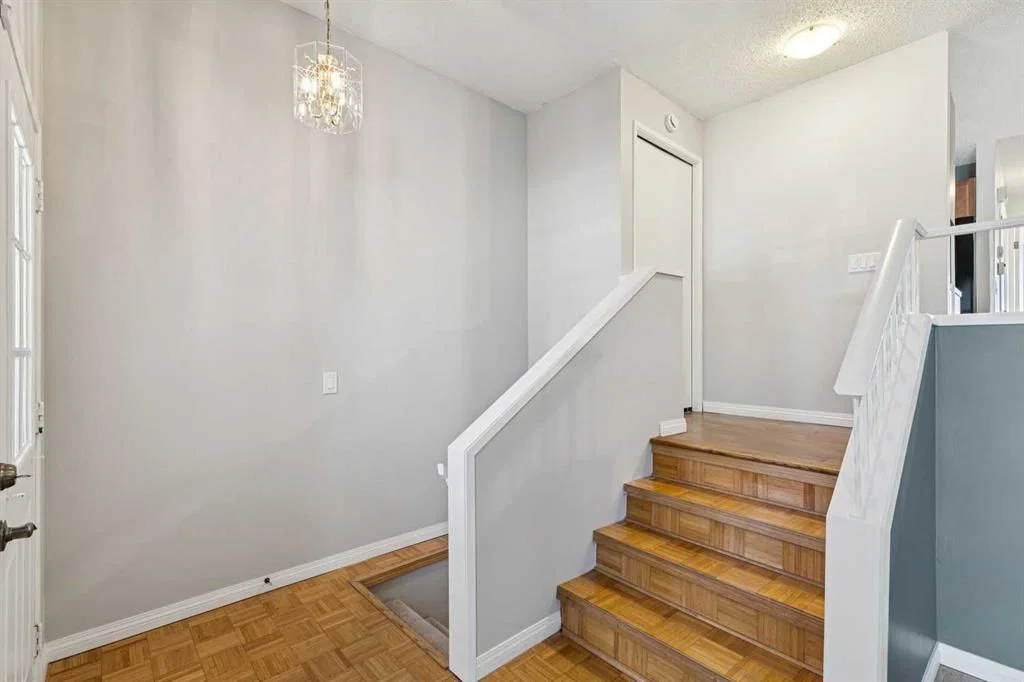 3624 Cedarille Drive SW, Calgary — photo 3 of 40