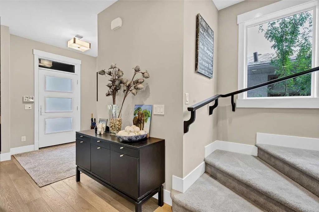 2830 42 Street SW, Calgary — photo 4 of 32