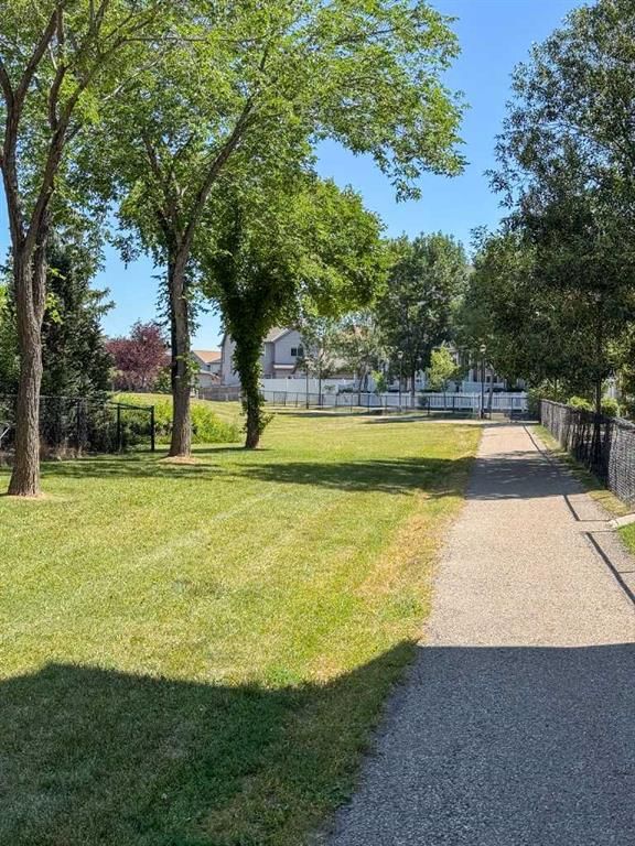 457 Elgin Gardens SE, Calgary — photo 4 of 31