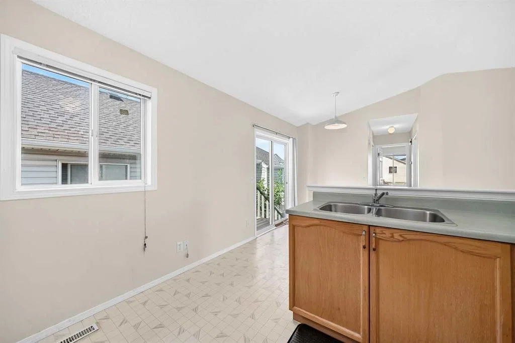 23 San Diego Manor NE, Calgary — photo 3 of 26