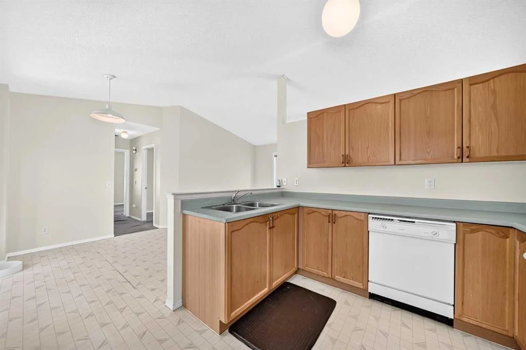23 San Diego Manor NE, Calgary — photo 4 of 26