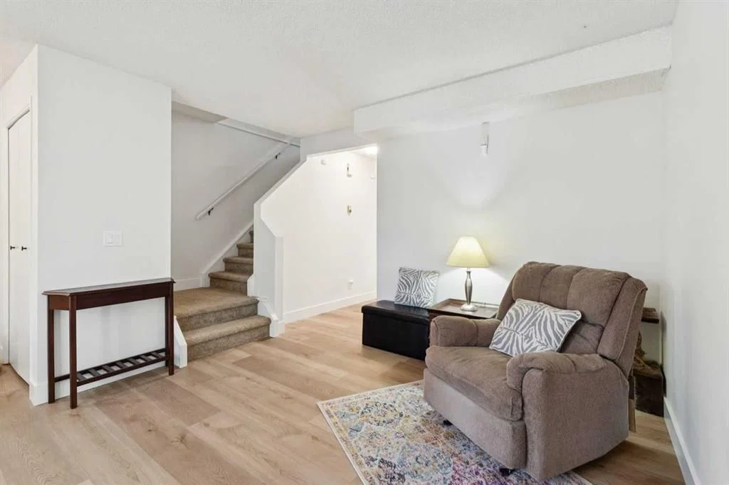 91 Deerfield Drive SE, Calgary — photo 4 of 15