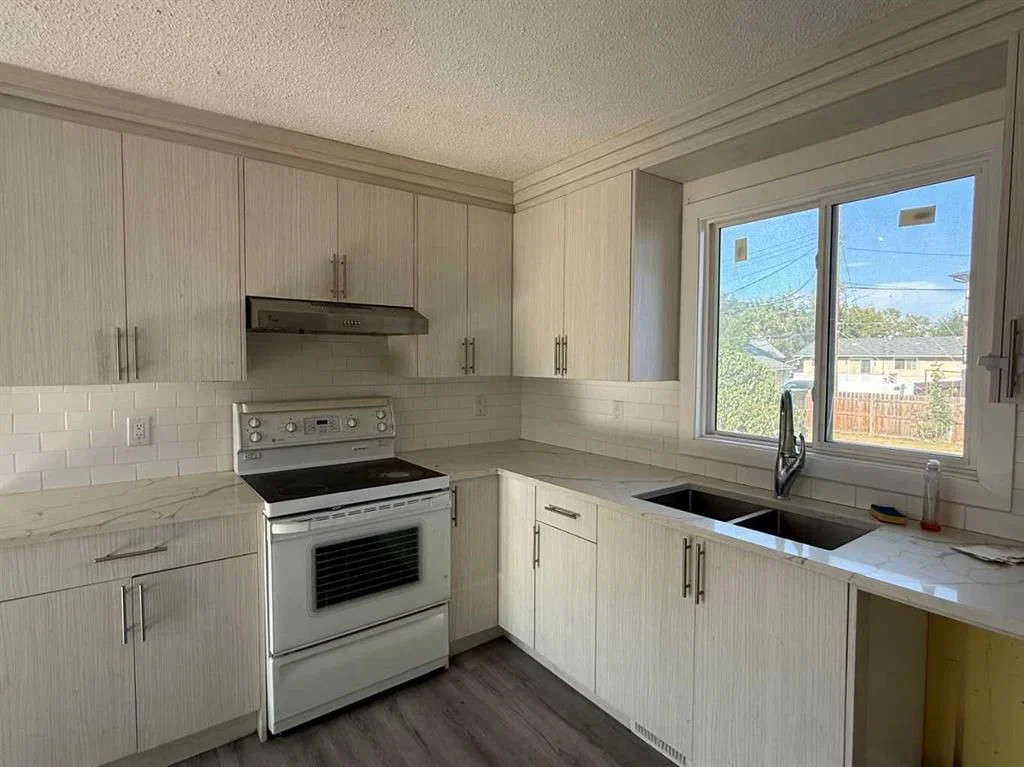 1718 37 Street SE, Calgary — photo 5 of 17