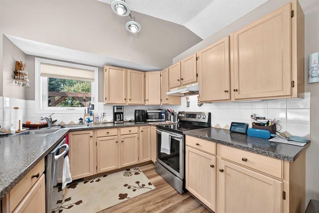 18 Shawbrooke Rise SW, Calgary — photo 4 of 50