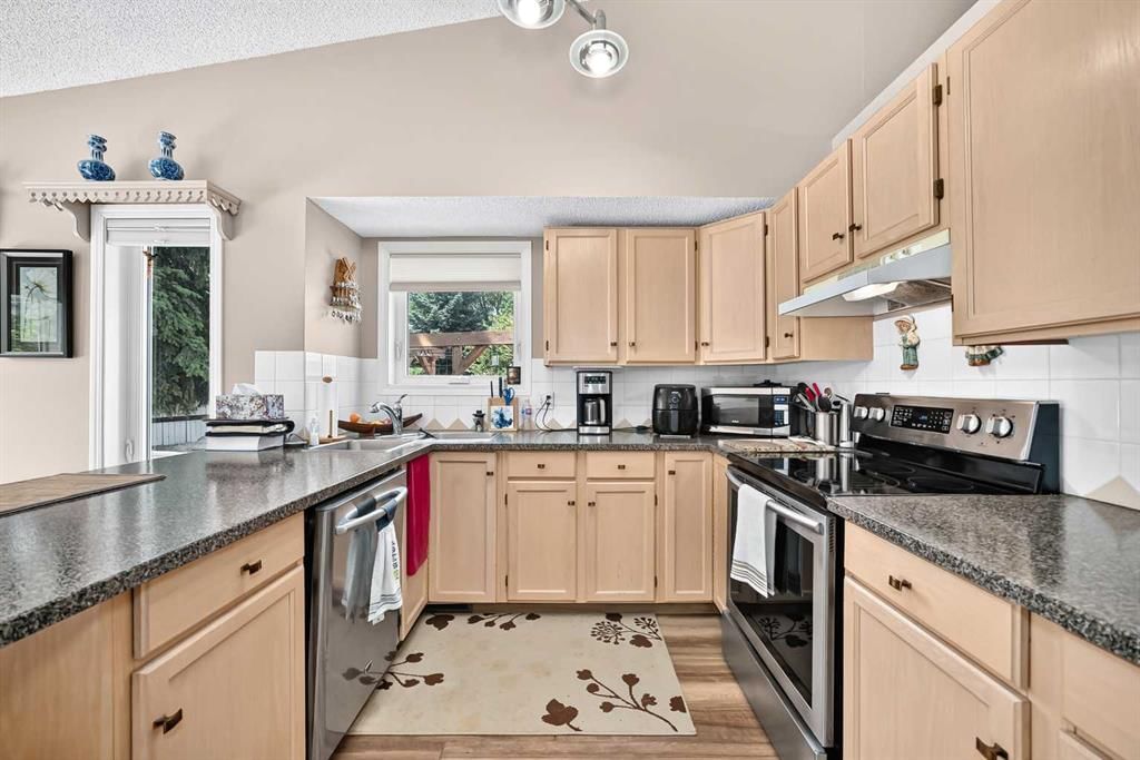 18 Shawbrooke Rise SW, Calgary — photo 5 of 50