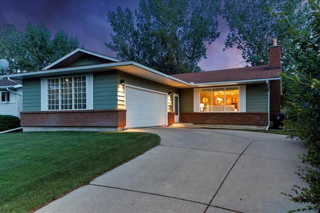 124 Oakmoor Place SW, Calgary — main listing photo