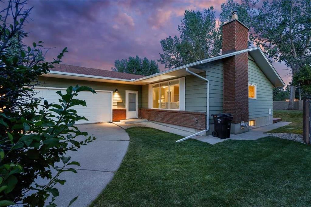 124 Oakmoor Place SW, Calgary — photo 2 of 38