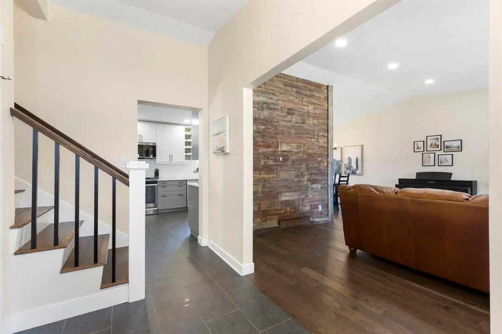 44 Sunmount Crescent SE, Calgary — photo 4 of 50