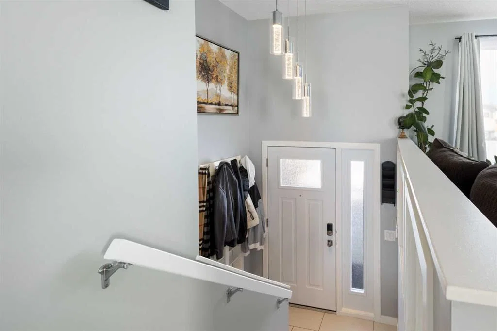 172 Rundlefield Crescent NE, Calgary — photo 3 of 34