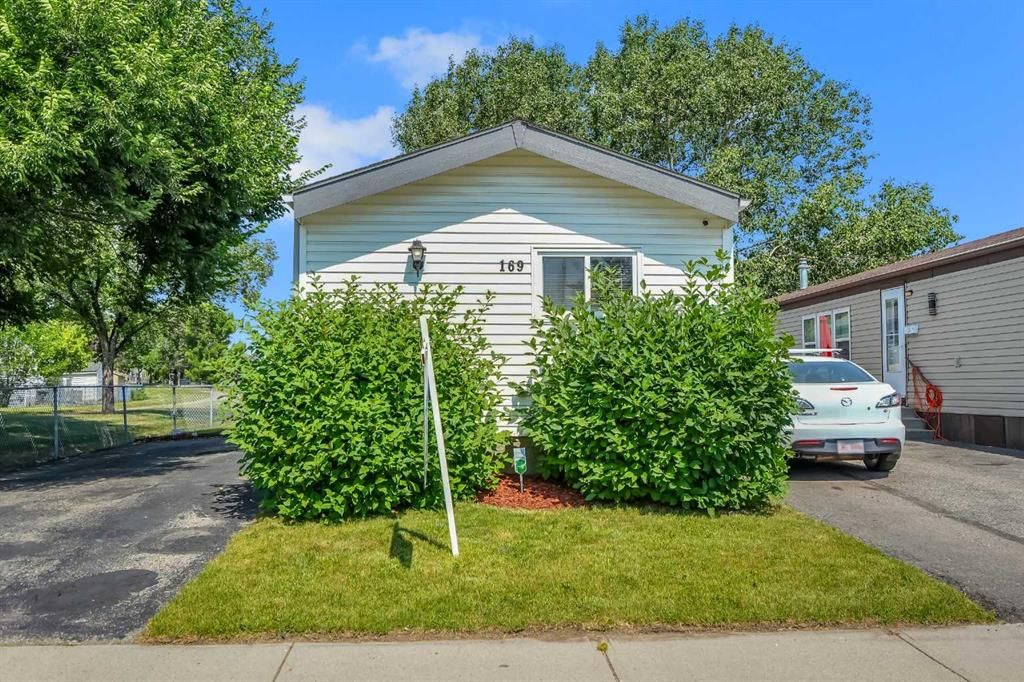 169 Erin Woods Circle SE, Calgary — photo 2 of 31
