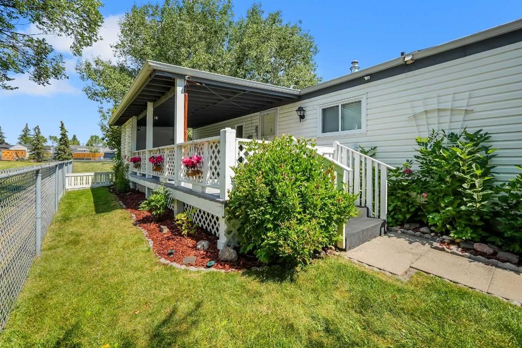 169 Erin Woods Circle SE, Calgary — photo 4 of 31