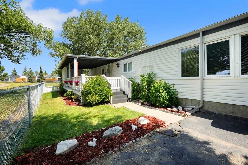 169 Erin Woods Circle SE, Calgary — photo 5 of 31
