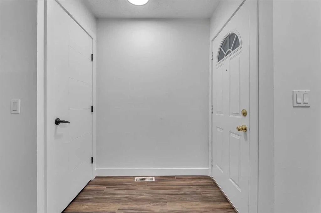 429 Georgian Villas NE, Calgary — photo 2 of 23