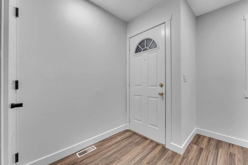 429 Georgian Villas NE, Calgary — photo 3 of 23