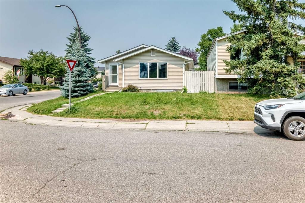 4 Abingdon Court NE, Calgary — photo 2 of 45