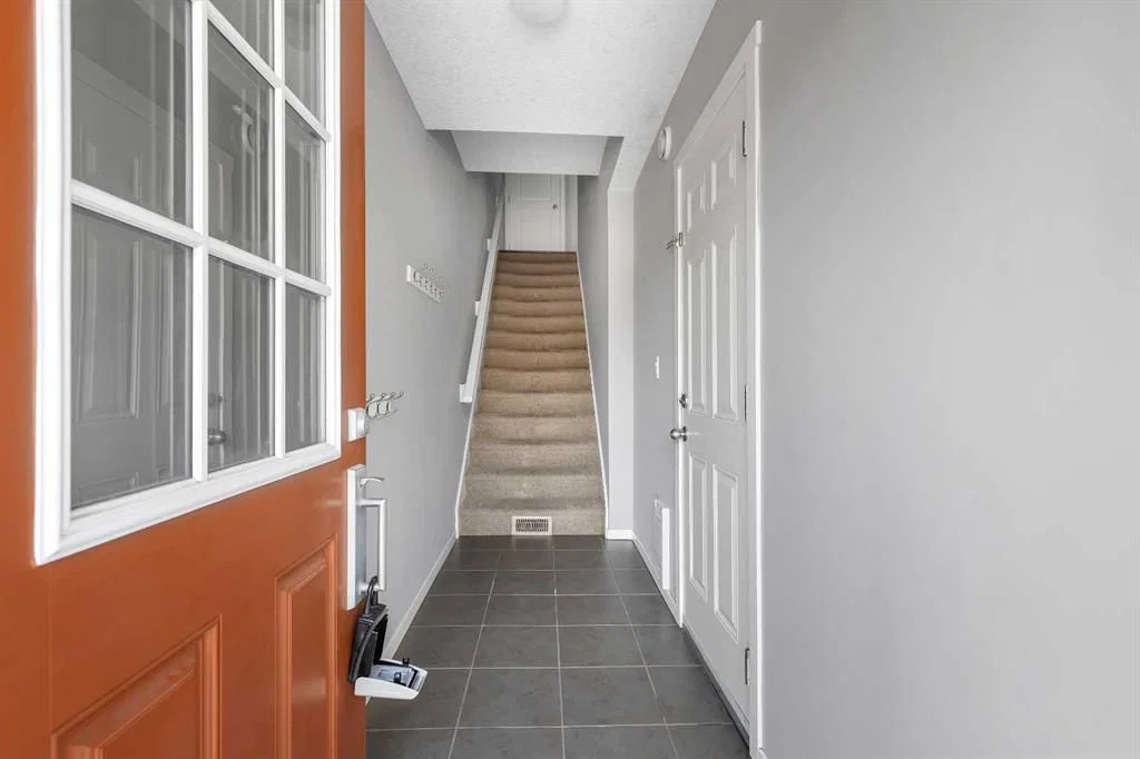 79 Evansview Gardens NW, Calgary — photo 4 of 37