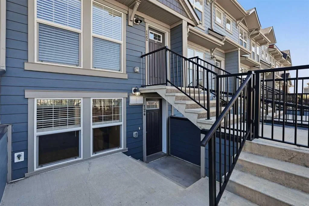 124 Cranbrook Square SE, Calgary — photo 2 of 25