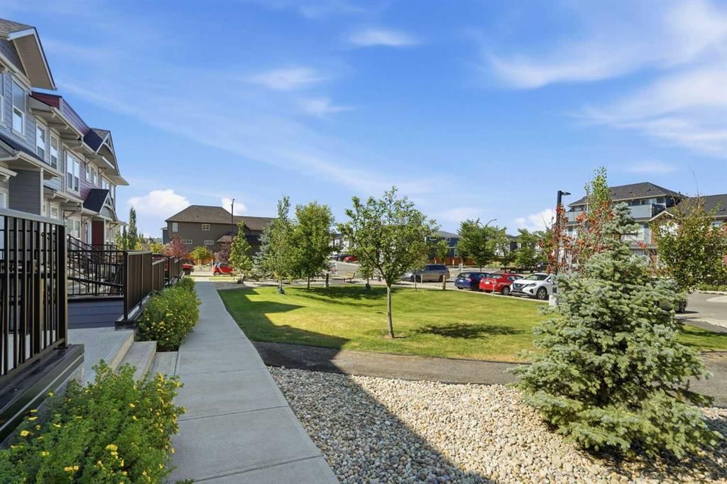 124 Cranbrook Square SE, Calgary — photo 5 of 25