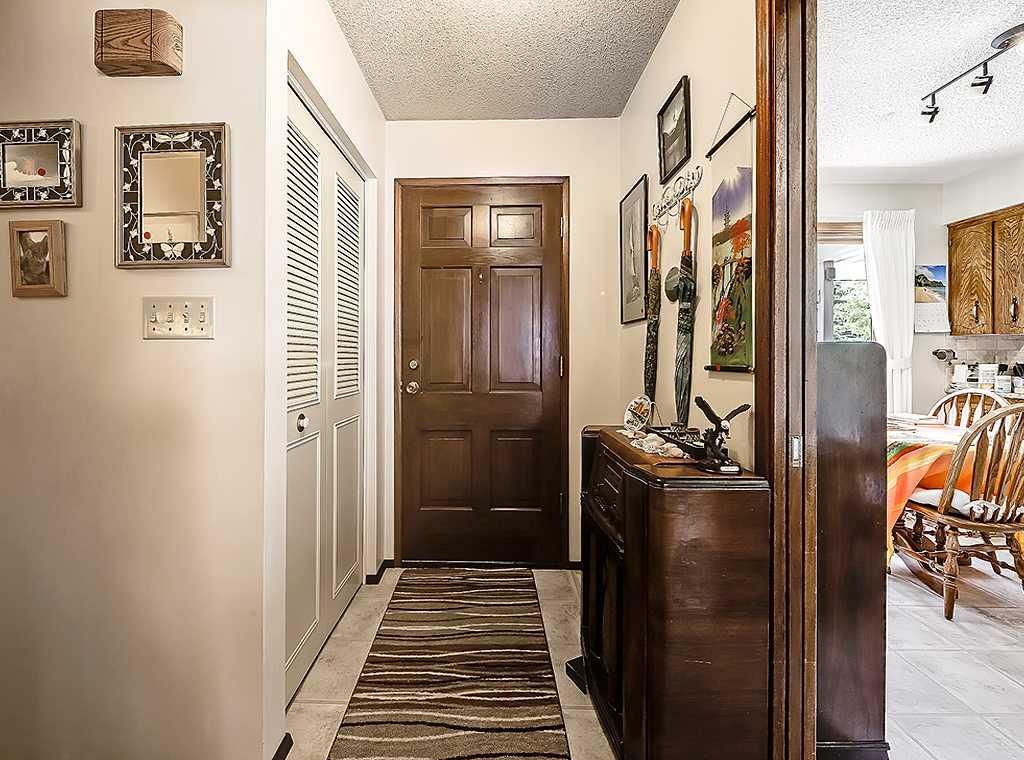 230 Oakwood Place SW, Calgary — photo 2 of 33