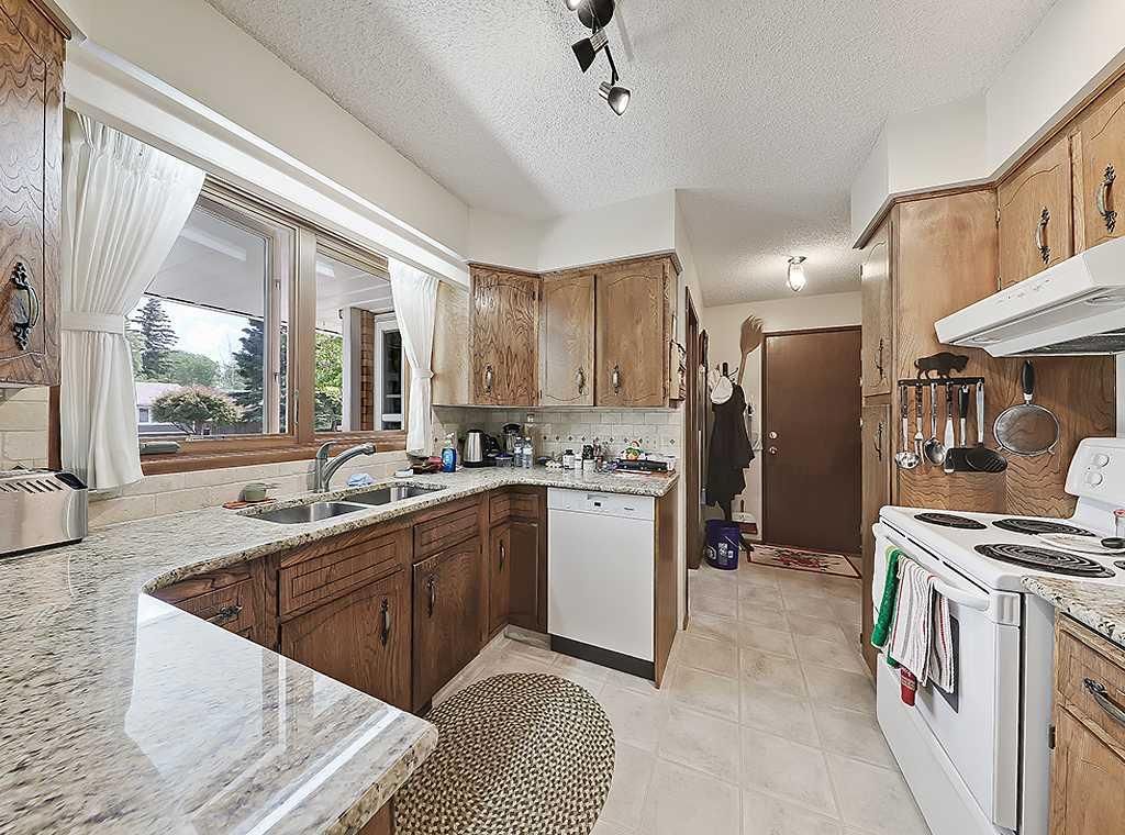 230 Oakwood Place SW, Calgary — photo 4 of 33