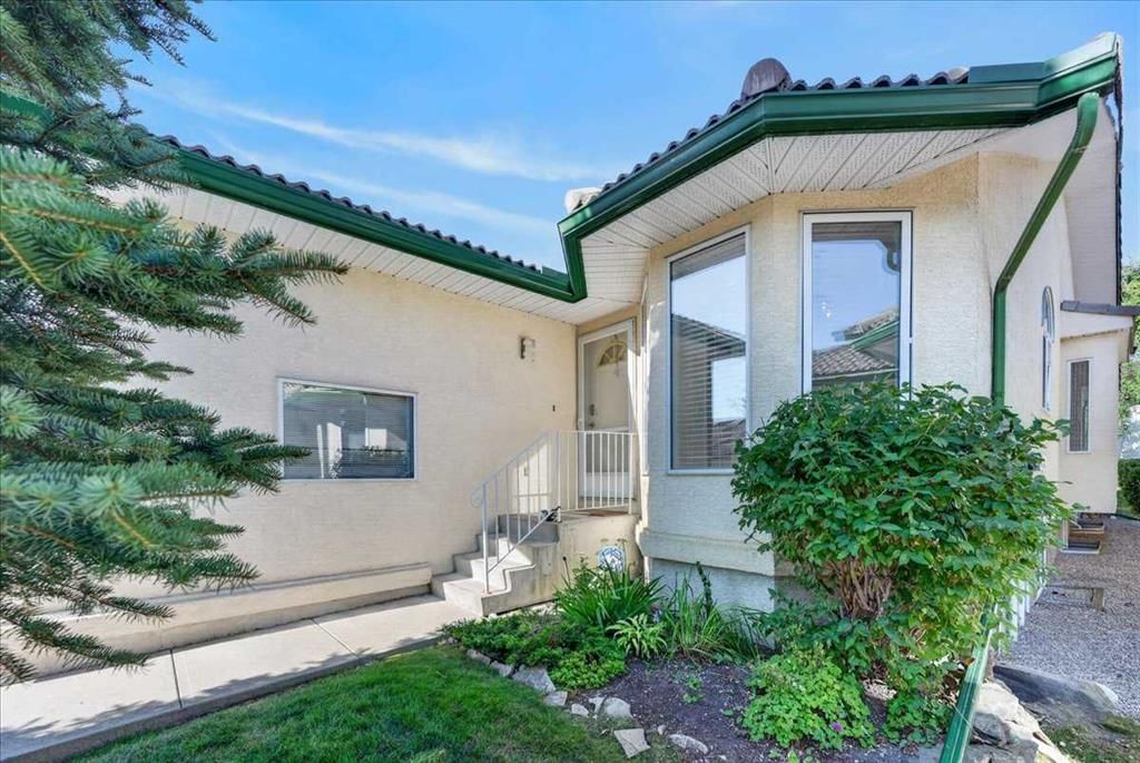 21 Strathearn Gardens SW, Calgary — main listing photo