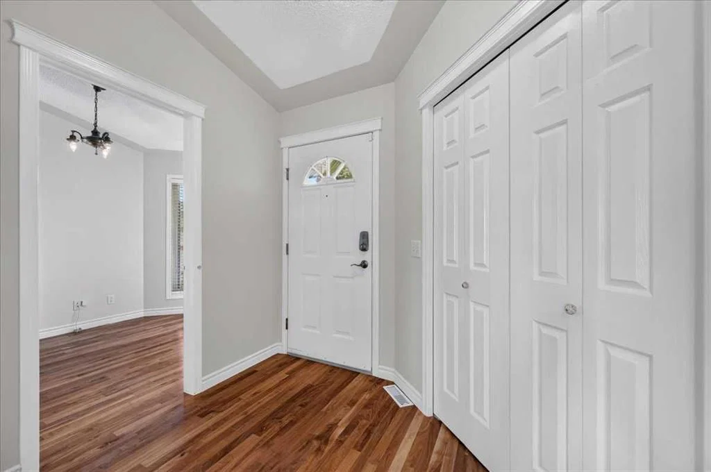 21 Strathearn Gardens SW, Calgary — photo 2 of 28