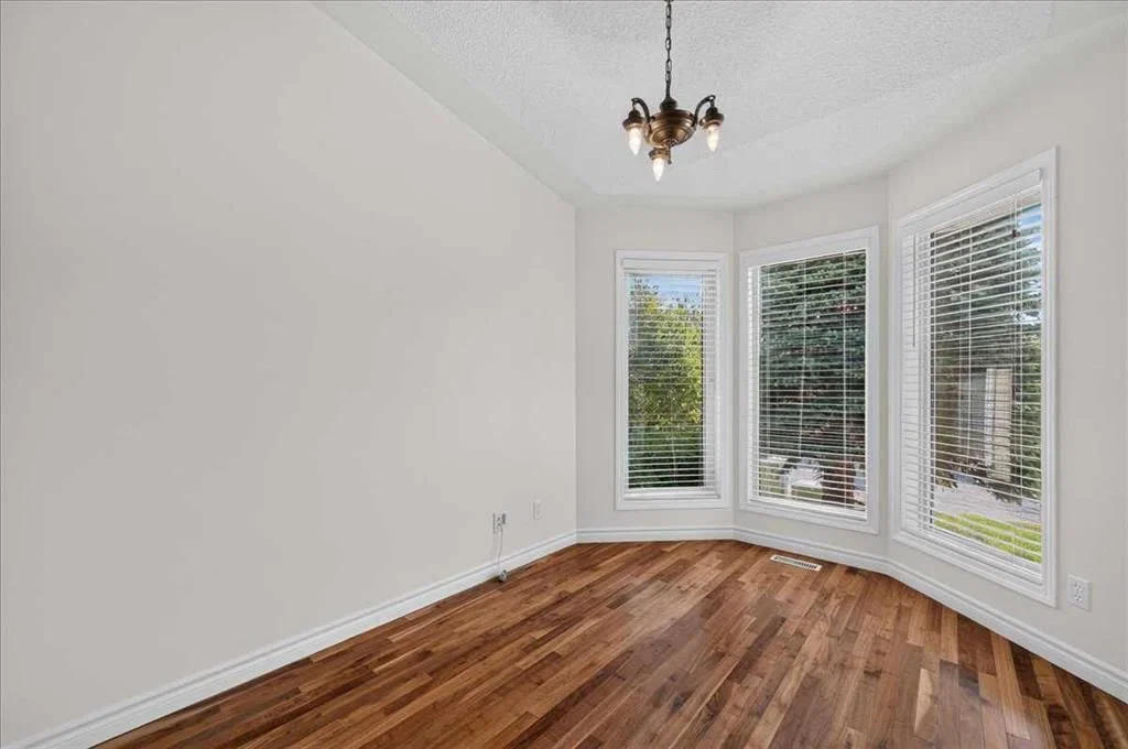 21 Strathearn Gardens SW, Calgary — photo 4 of 28