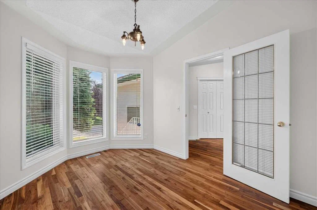 21 Strathearn Gardens SW, Calgary — photo 5 of 28
