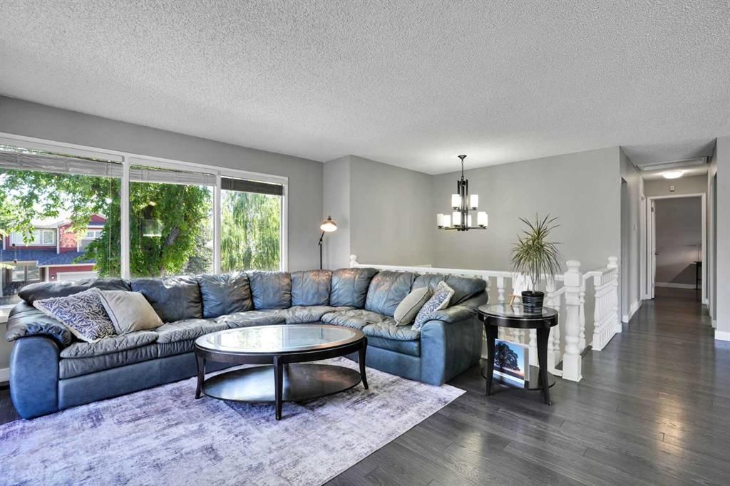 9667 Oakhill Drive SW, Calgary — photo 5 of 29