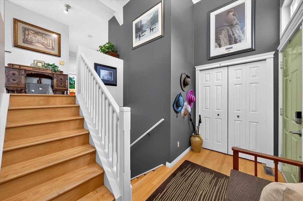 176 Sandpiper Circle NW, Calgary — photo 5 of 50