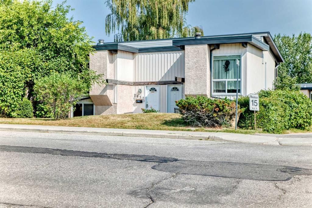 2652 Oakmoor Drive SW, Calgary — main listing photo