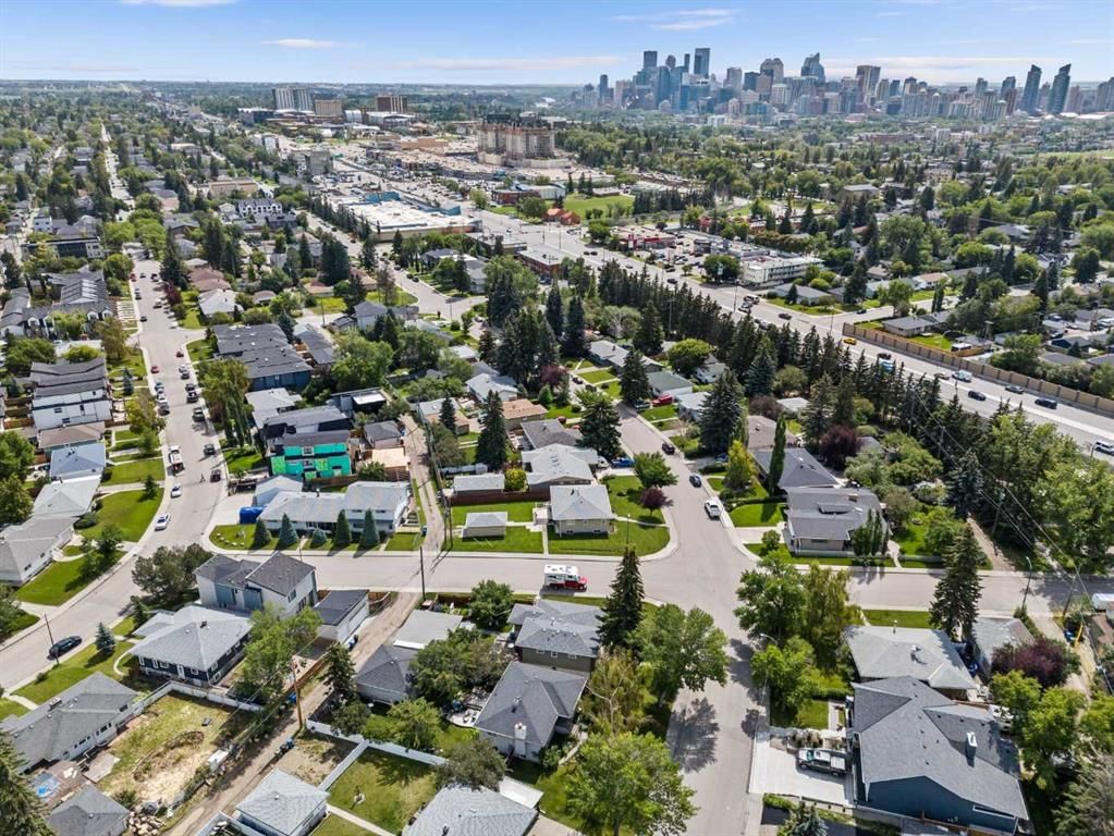2140 Halifax Crescent NW, Calgary — photo 4 of 42