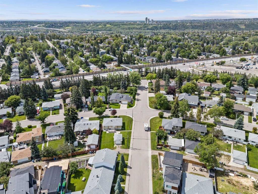 2140 Halifax Crescent NW, Calgary — photo 5 of 42