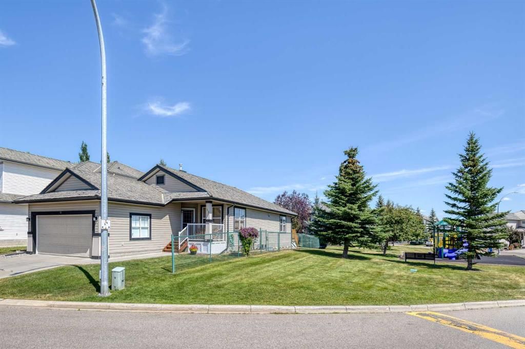 22 Glensummit Close, Cochrane — photo 2 of 44