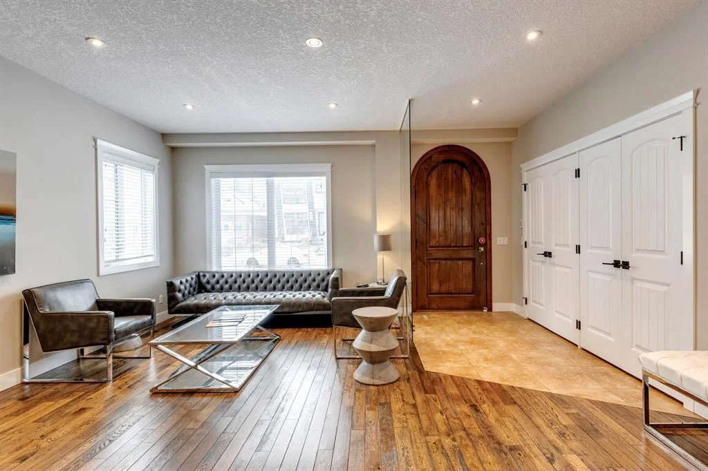 337 3 Avenue NE, Calgary — photo 4 of 45