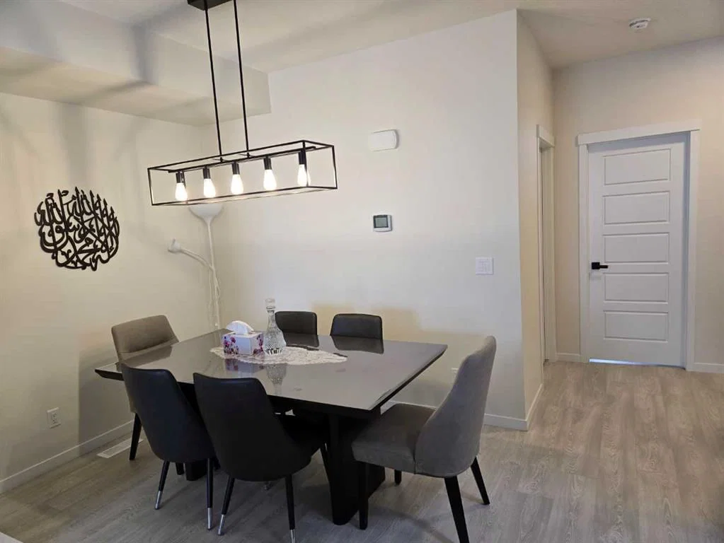 431 Rowmont Boulevard NW, Calgary — photo 5 of 20