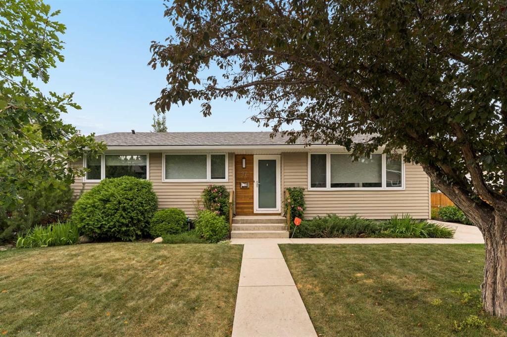 27 Gateway Drive SW, Calgary — main listing photo