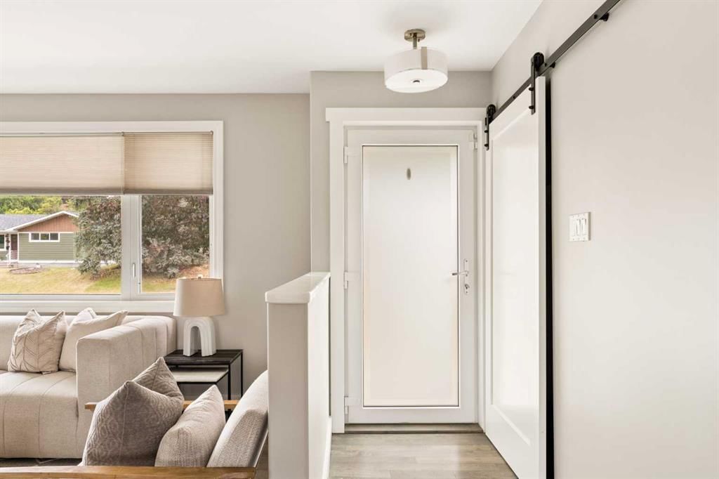 27 Gateway Drive SW, Calgary — photo 4 of 50