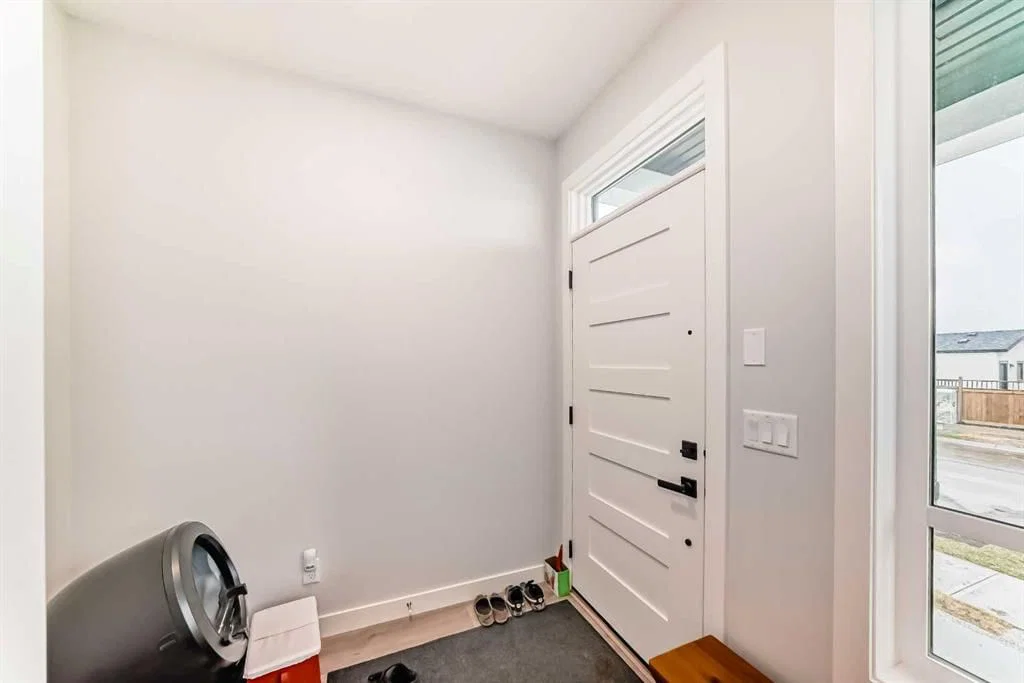 13 Treeline Avenue SW, Calgary — photo 3 of 50