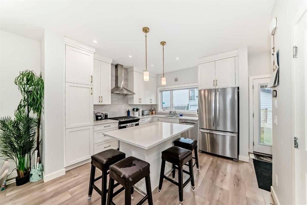 13 Treeline Avenue SW, Calgary — photo 4 of 50