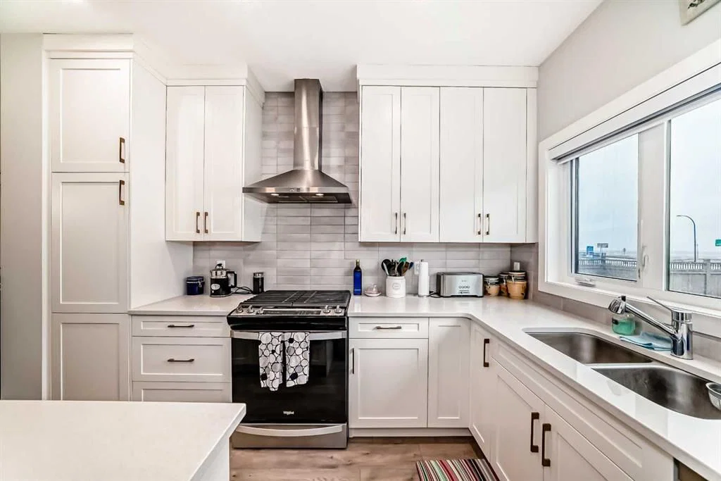 13 Treeline Avenue SW, Calgary — photo 5 of 50