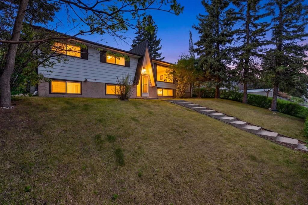 7539 Hunterview Drive NW, Calgary — main listing photo